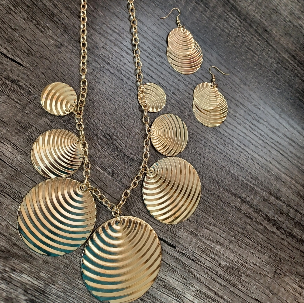 Necklace and earrings set